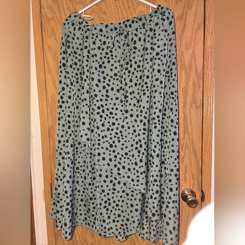Stylish Black and Green Polka Dot Skirt